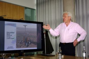 Yr Athro Dave Barnes yn cyflwyno ymglymiad Prifysgol Aberystwyth â’r genhadaeth ExoMars mewn cyfarfod ym mis Ebrill 2009